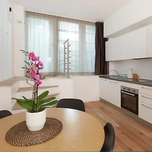https://presty-apartments.it-lombardy.com